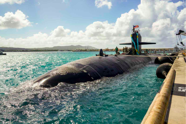 Một tàu ngầm tấn công của Mỹ tại căn cứ hải quân ở đảo Guam. (Ảnh: Bộ QP Mỹ)