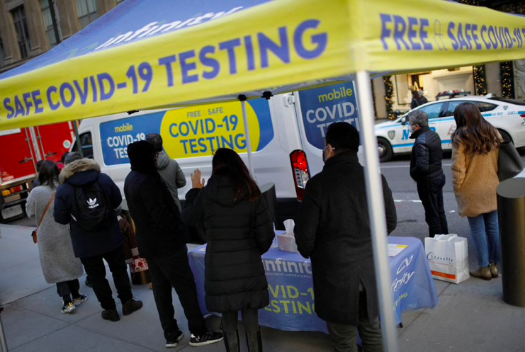 Người dân chờ xét nghiệm COVID-19 ở New York, Mỹ, ngày 13/12. (Ảnh: Reuters)