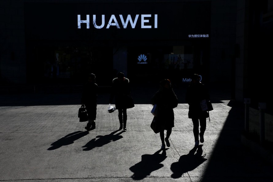 Dù phản ứng gay gắt trước việc một lãnh đạo của Huawei bị bắt, Trung Quốc đến nay vẫn kìm chế đáp trả. (Ảnh: NYT) 
