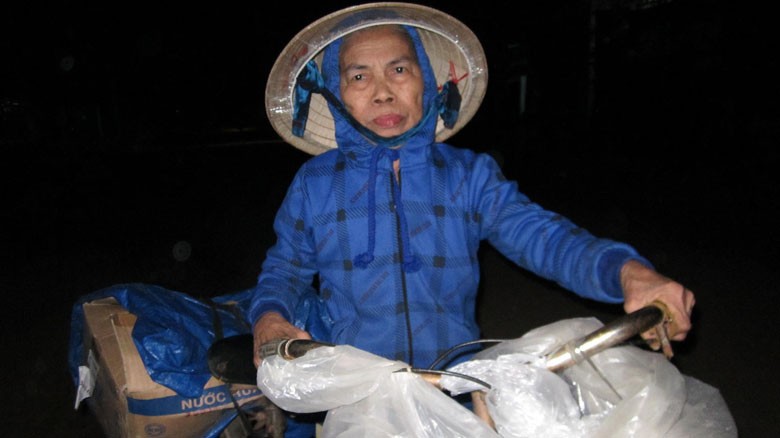 Bà Sáu Minh lúc 5 giờ sáng tại đường số 2 thị trấn Tăng Bạt Hổ.
