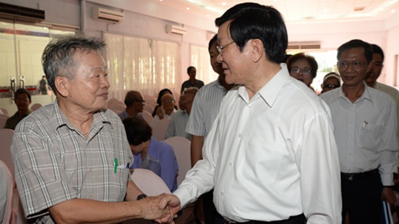 Chủ tịch nước Trương Tấn Sang thăm hỏi cử tri quận 1, TP.HCM, tại buổi tiếp xúc - Ảnh: Diệp Đức Minh.