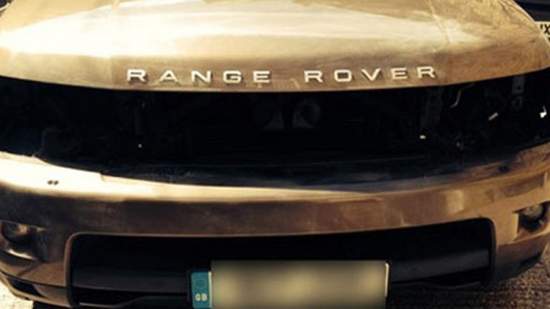 Một chiếc Range Rover bị “vặt” toàn bộ dàn đèn pha dạng LED tại Anh.