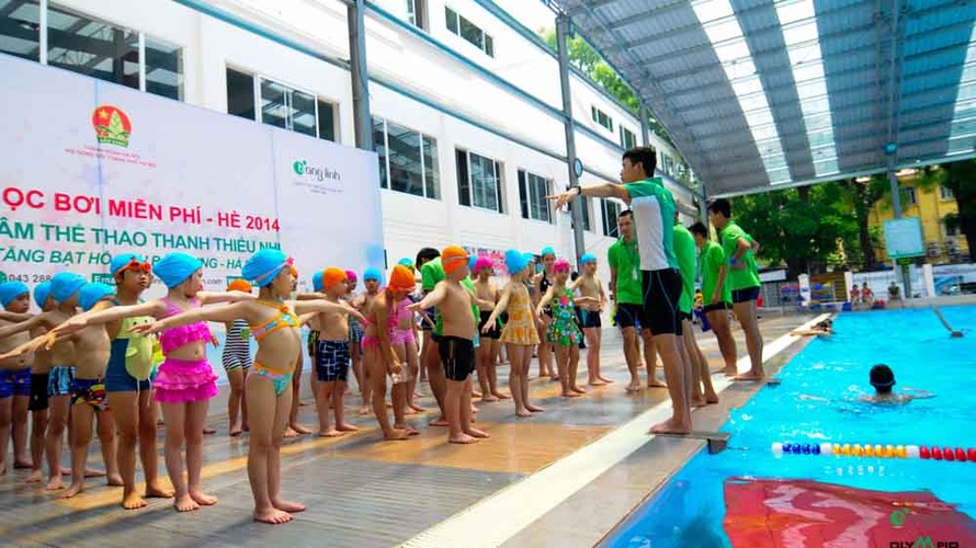 Đã có hàng nghìn lượt em nhỏ học bơi và kỹ năng chống đuối nước ở bể bơi.