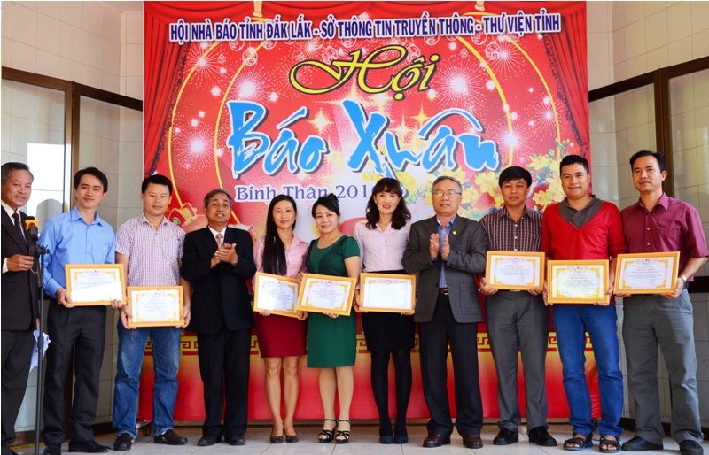 Các nhà báo nhận giải tại Hội báo Xuân Đắk Lắk.
