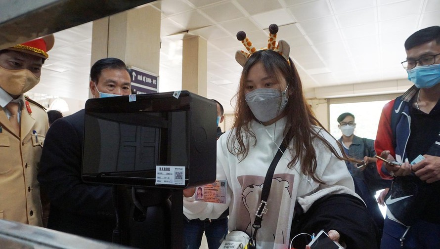 Người dân khai báo y tế, lịch trình qua máy quét Qr Code tại hai bến xe lớn nhất Hà Nội