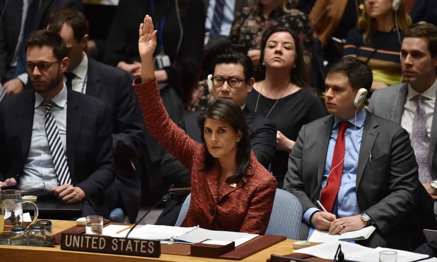 Bà Nikkey Haley bỏ phiếu thuận cho dự thảo tiến hành điều tra tại Syria. Ảnh: Hector Retamal/AFP/Getty Images).