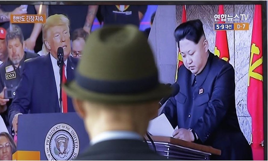 Giới báo chí đã tạo ra bức ảnh ghép về cuộc gặp gỡ lịch sử của ông Trump- Kim ( Ảnh:SCMP).