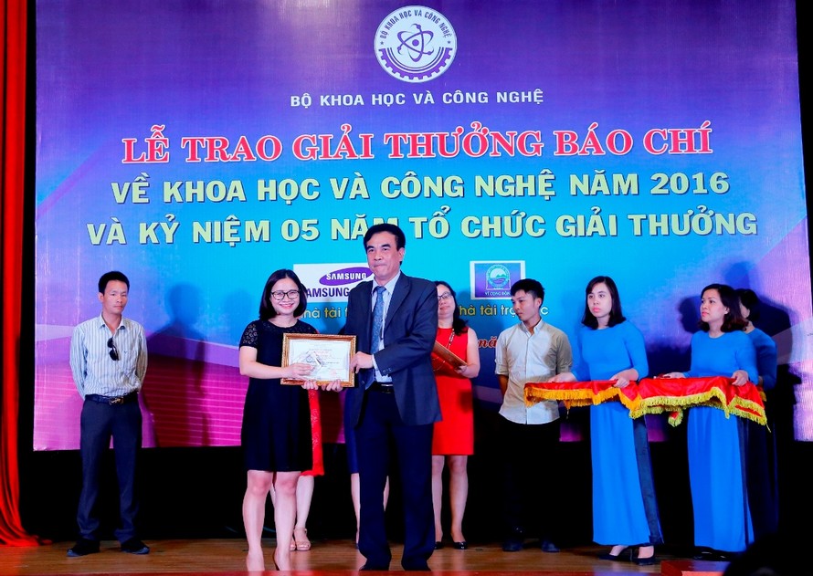 Tác giả Nguyễn Hoài báo Tiền Phong nhận giải báo chí khoa học và công nghệ.