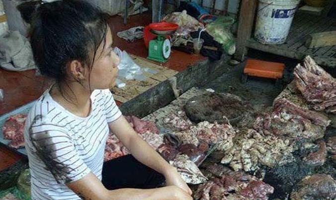 Dân mạng phẫn nộ chuyện người phụ nữ bán thịt lợn giá rẻ bị té phân lên người
