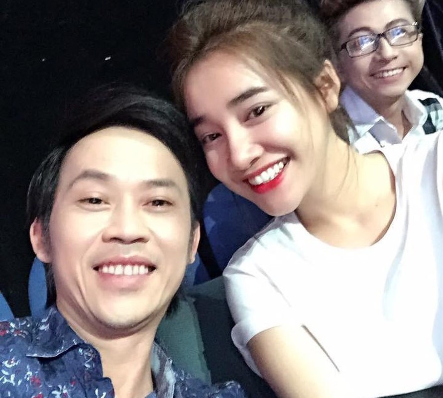 Hoài Linh chụp ảnh cùng Nhã Phương bên trong hậu trường show diễn.