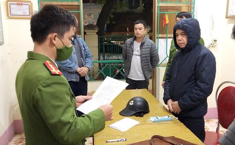 Ông Chu Văn Bắc (bìa phải, ngoài cùng) nghe đọc quyết định tạm giam để điều tra -Ảnh: TL