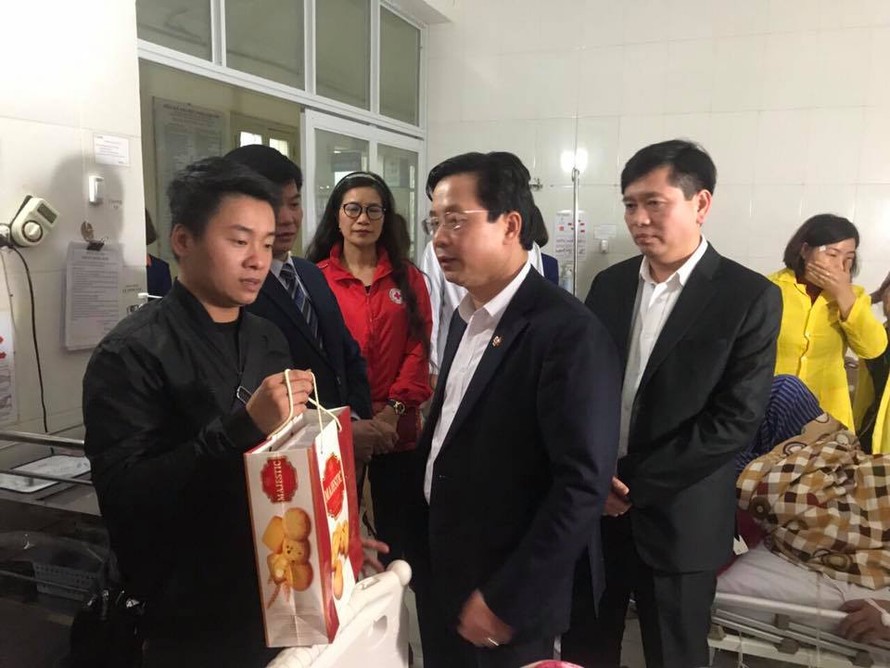 Phó Bí thư TT Tỉnh ủy Lạng Sơn Hoàng Văn Nghiệm tặng quà cho bệnh nhân đang điều trị tại bệnh viên .Ảnh: K. Thuận