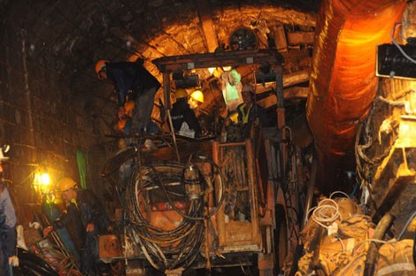 Thưởng nóng cho đội đào lò giải cứu 12 công nhân sập hầm