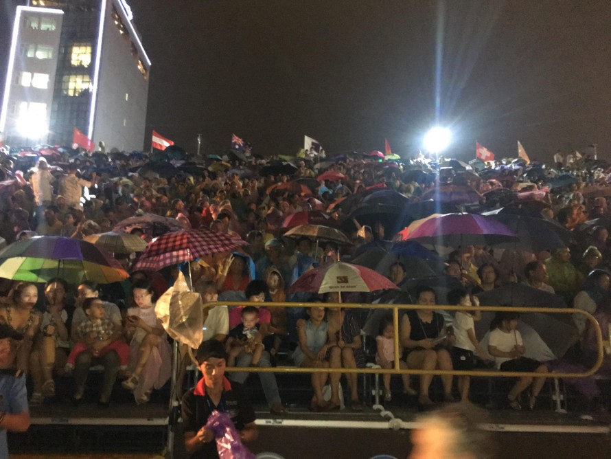 Đà Nẵng: Hàng vạn người đội mưa xem pháo hoa 