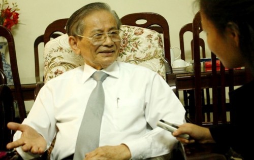 GS Phan Huy Lê trong một lần trả lời phỏng vấn báo chí. 