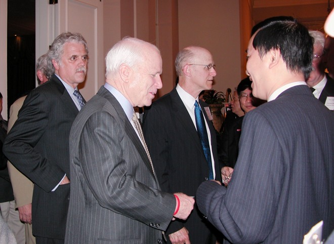 Thượng nghị sĩ John McCain và nhà báo Nguyễn Anh Tuấn. Ảnh Xuân Ba