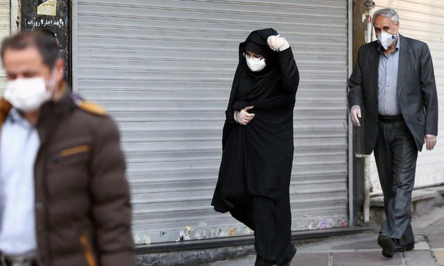 Người Iran đeo khẩu trang tại thủ đô Tehran (Ảnh: Reuters) 