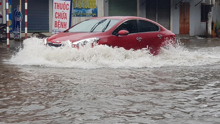 TP Vinh: Mưa lớn kéo dài, phố bỗng hóa thành 'sông'