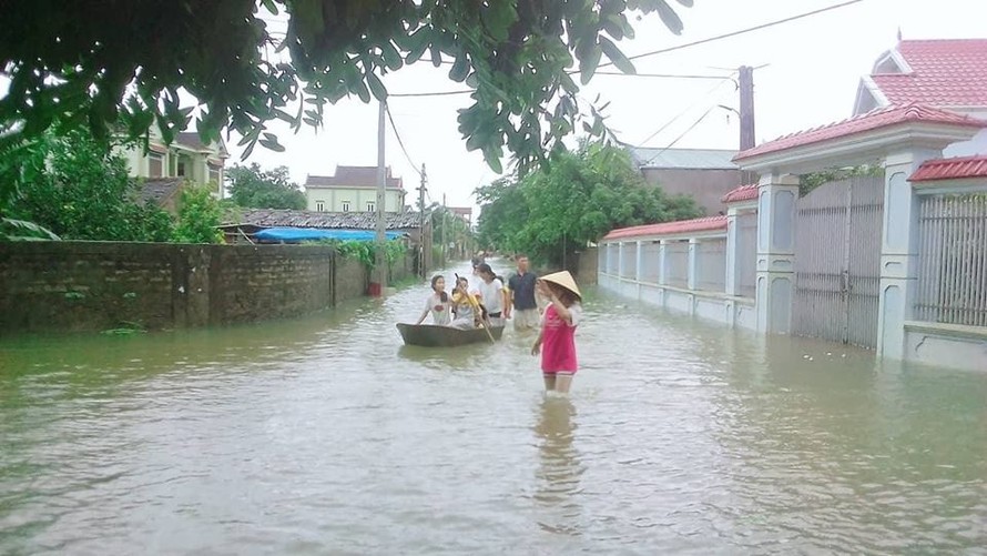 Nghệ An: Hồ đập đầy nước, thủy điện xả lũ sau bão