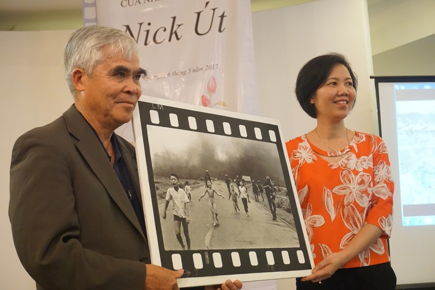 Nhiếp ảnh gia Nick Út trao "Em bé Napalm" cho bà Nguyễn Thị Bích Vân, Giám đốc bảo tàng Phụ nữ Việt Nam. Ảnh: Toan Toan