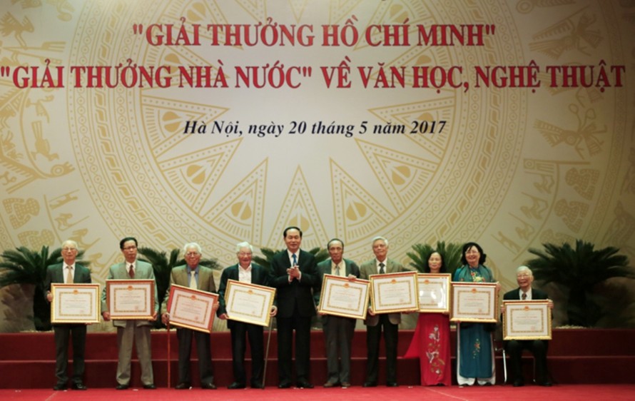 Chủ tịch nước Trần Đại Quang trao Giải thưởng Hồ Chí Minh cho các tác giả. Ảnh: Hồng Vĩnh