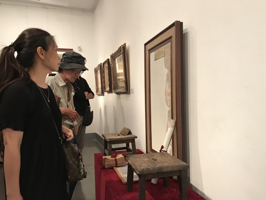 Hai chiếc ghế đẩu và một số hiện vật của danh họa Nguyễn Sáng. Ảnh: Nguyên Khánh