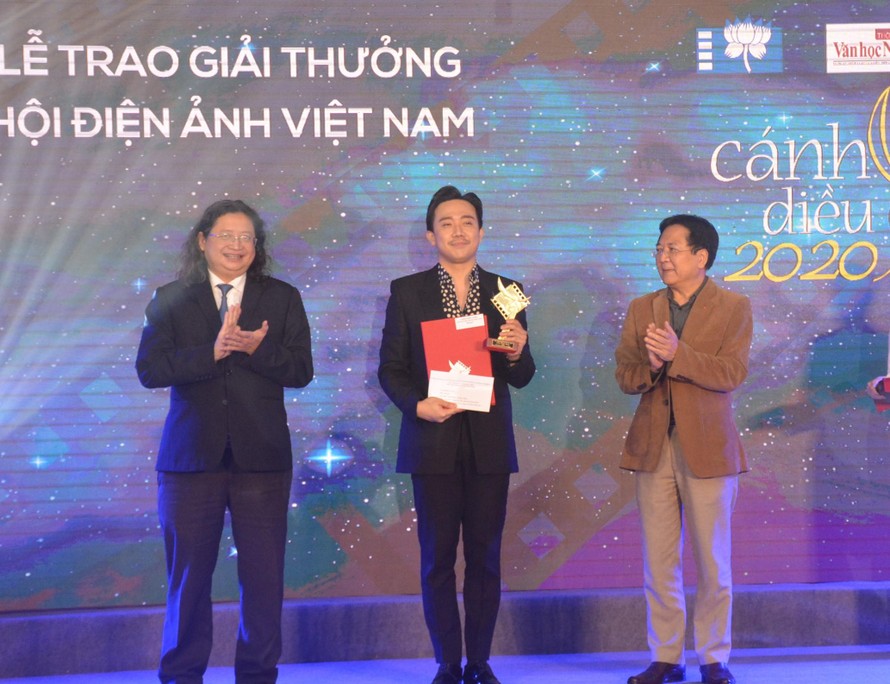 Trấn Thành nhận giải Cánh diều Vàng cho phim "Bố già"