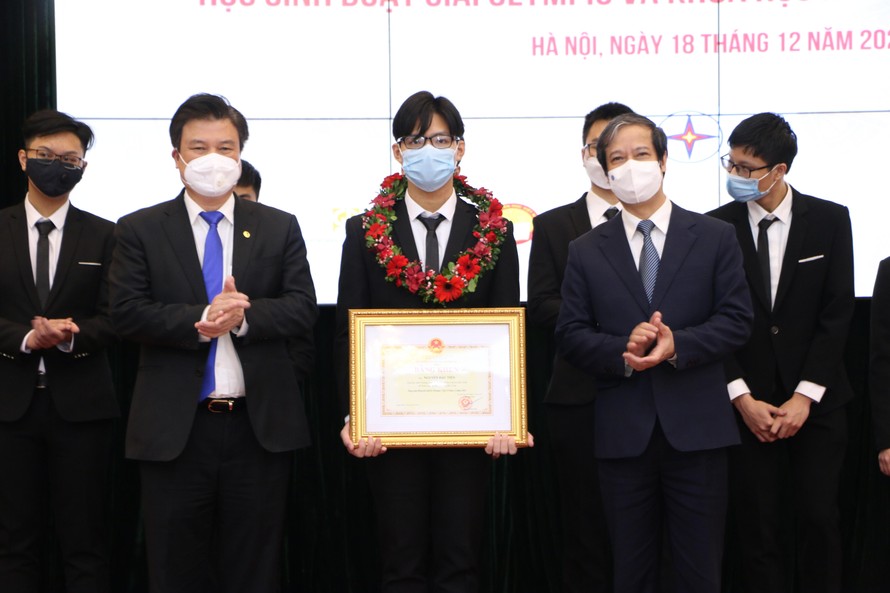 Bộ trưởng Nguyễn Kim Sơn tặng bằng khen bộ trưởng cho học sinh. 