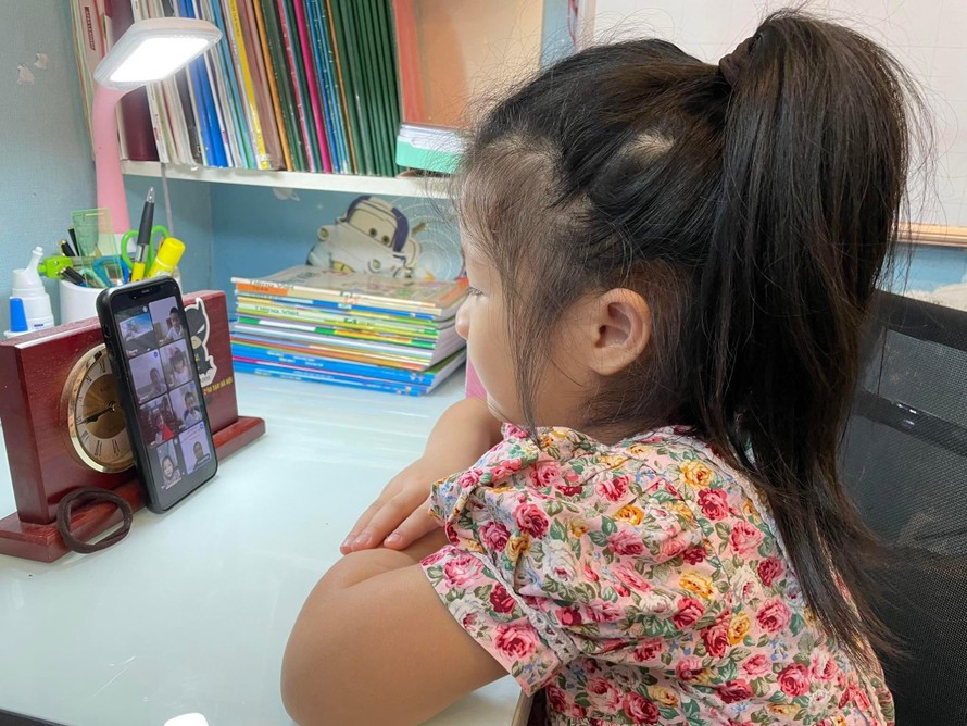 Trẻ mầm non Hà Nội trong một giờ giao lưu với cô giáo, bạn bè bằng phương thức trực tuyến. 