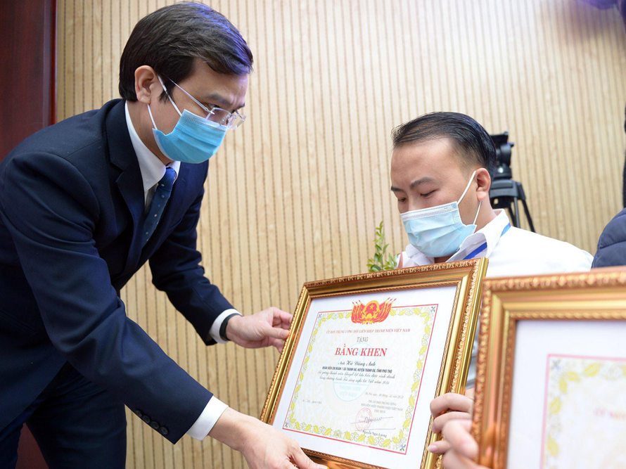 Anh Bùi Quang Huy - Bí thư thường trực T.Ư Đoàn, Chủ tịch Hội Sinh viên Việt Nam trao khen thưởng các tấm gương "tỏa sáng nghị lực Việt"