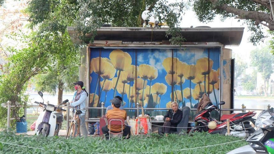 Muôn kiểu ăn uống quanh nhà vệ sinh ở Hà Nội