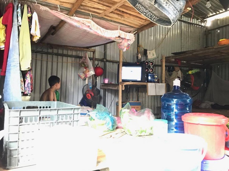 Cuộc sống tạm bợ tại “làng công nhân” chui giữa Thủ đô
