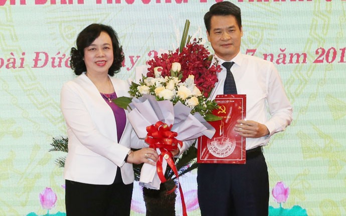 Phó Bí thư Thường Trực Thành ủy Ngô Thị Thanh Hằng trao quyết định và tặng hoa chúc mừng đồng chí Nguyễn Quang Đức. 