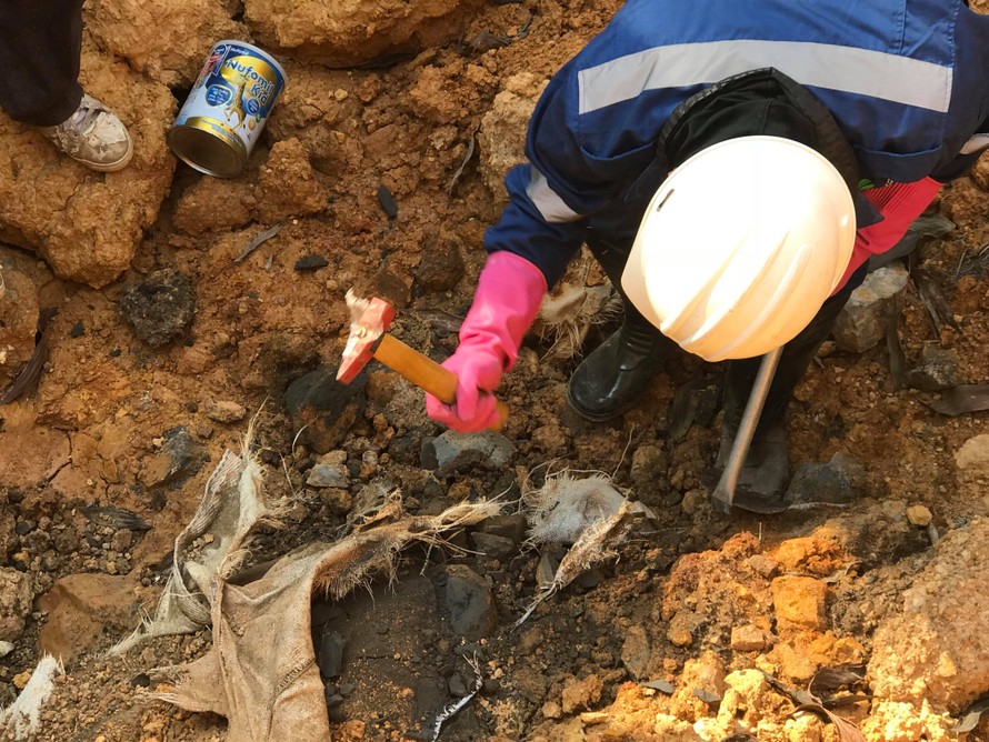 Vụ chôn trộm chất thải gần bãi rác Nam Sơn: Có kim loại nặng, axít hữu cơ