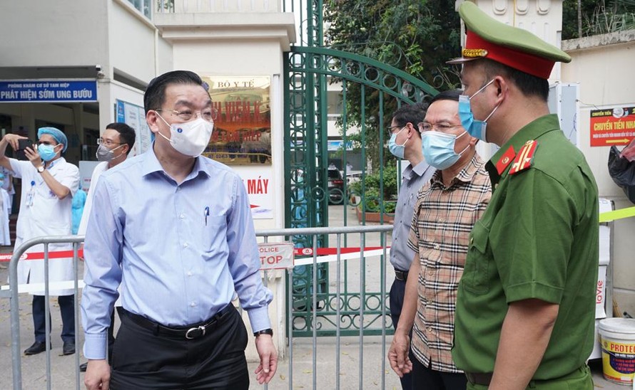 Chủ tịch UBND thành phố Hà Nội Chu Ngọc Anh kiểm tra công tác phòng, chống dịch COVID-19 tại cơ sở. Ảnh minh họa