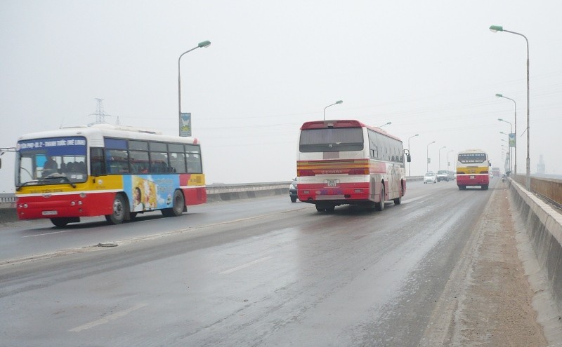 Điều chỉnh lộ trình hàng loạt tuyến buýt để sửa chữa mặt cầu Thăng Long