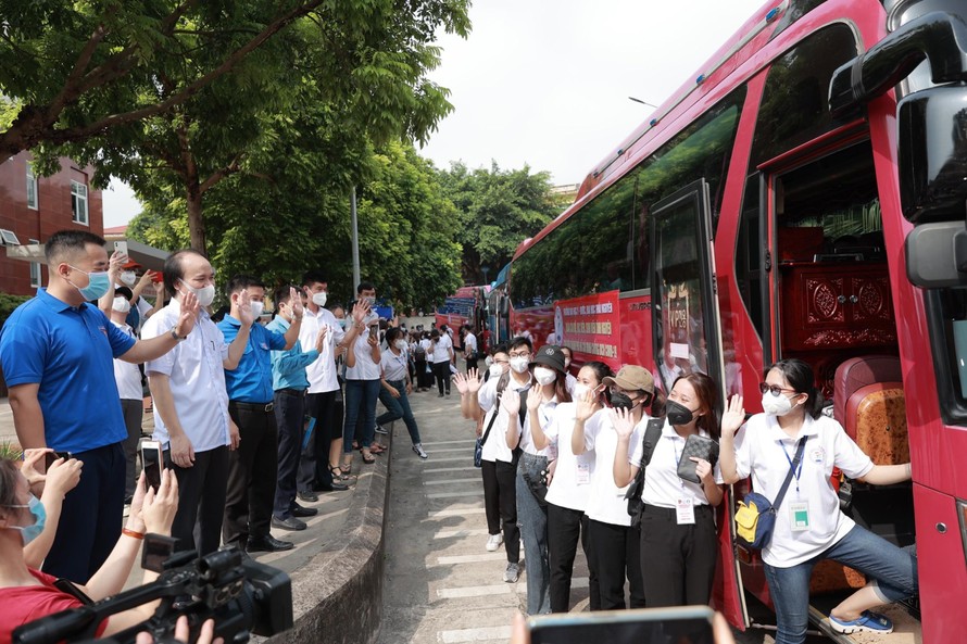Lãnh đạo Nhà trường chào tạm biệt các cán bộ, bác sĩ và sinh viên Trường Đại học Y – Dược – Đại học Thái Nguyên lên đường tham gia chi viện cho TP Hồ Chí Minh.