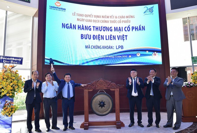 Ông Phạm Doãn Sơn thực hiện nghi thức đánh cồng trong phiên giao dịch đầu tiên của cổ phiếu LienVietPostBank trên sàn HoSe.