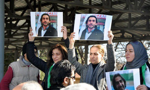 Người dân giơ cao hình nhà báo Naji Jerf tại lễ tang của ông ngày 27/12/2015 ở Gaziantep .Ảnh: AFP