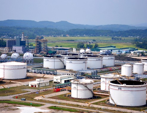 Nhà máy lọc dầu Dung Quất đang được nâng cấp mở rộng với vốn 1,82 tỷ USD, công suất 8,5 triệu tấn một năm.