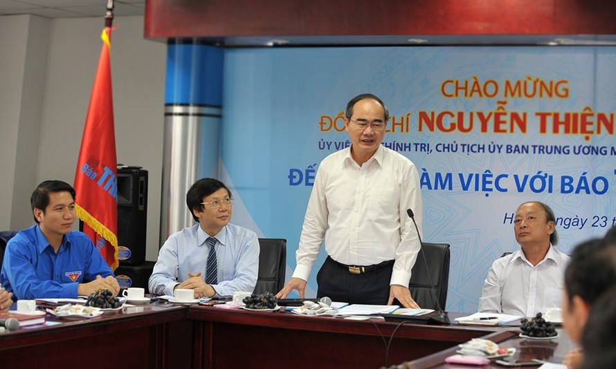 Chủ tịch Nguyễn Thiện Nhân và đại diện các đơn vị làm việc với Báo Thanh Niên. (ảnh Tườn Kha)