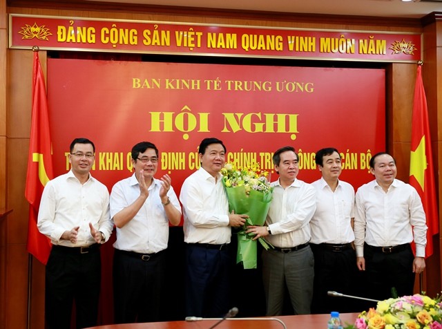 Ông Nguyễn Văn Bình tặng hoa ông Đinh La Thăng (ảnh BKTT.Ư)