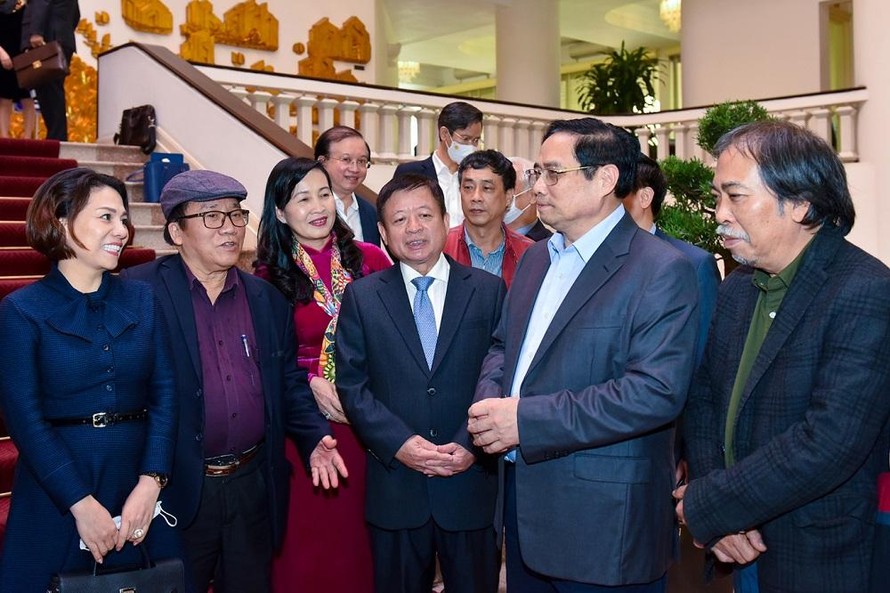 Thủ tướng Phạm Minh CHính và lãnh đạo Liên hiệp các hội văn học nghệ thuật Việt Nam. (ảnh Nhật Bắc)