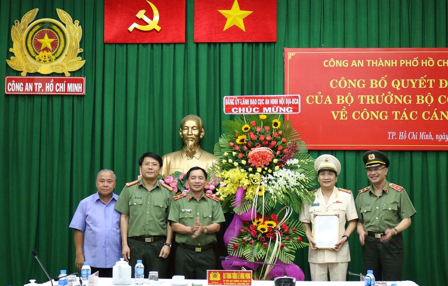 Đại tá Nguyễn Sỹ Quang - Trưởng phòng Tham mưu Công an TPHCM nhận quyết định bổ nhiệm Phó giám đốc Công an TPHCM. Ảnh CATP
