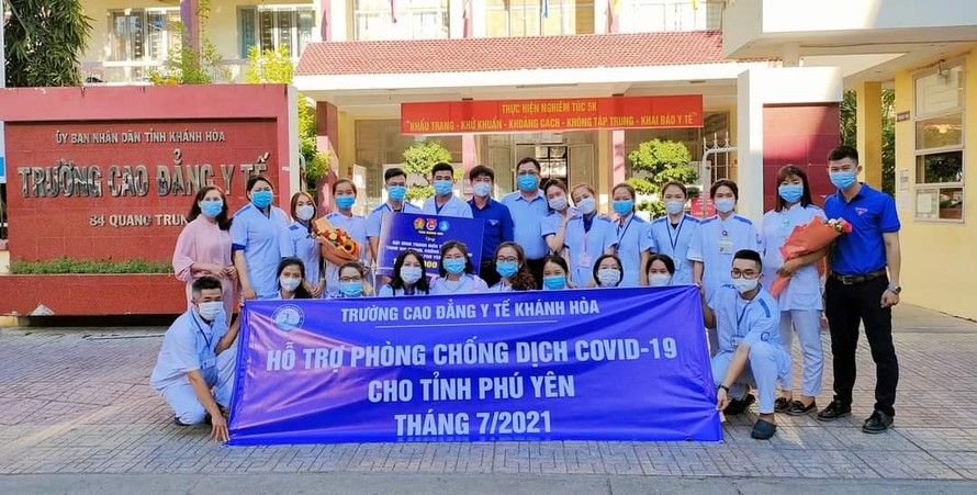 Sinh viên trường CĐ Y tế Khánh Hoà đến Phú Yên chống dịch