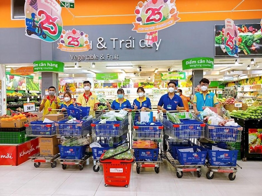 “Đội áo xanh” đi chợ giúp người dân mùa dịch
