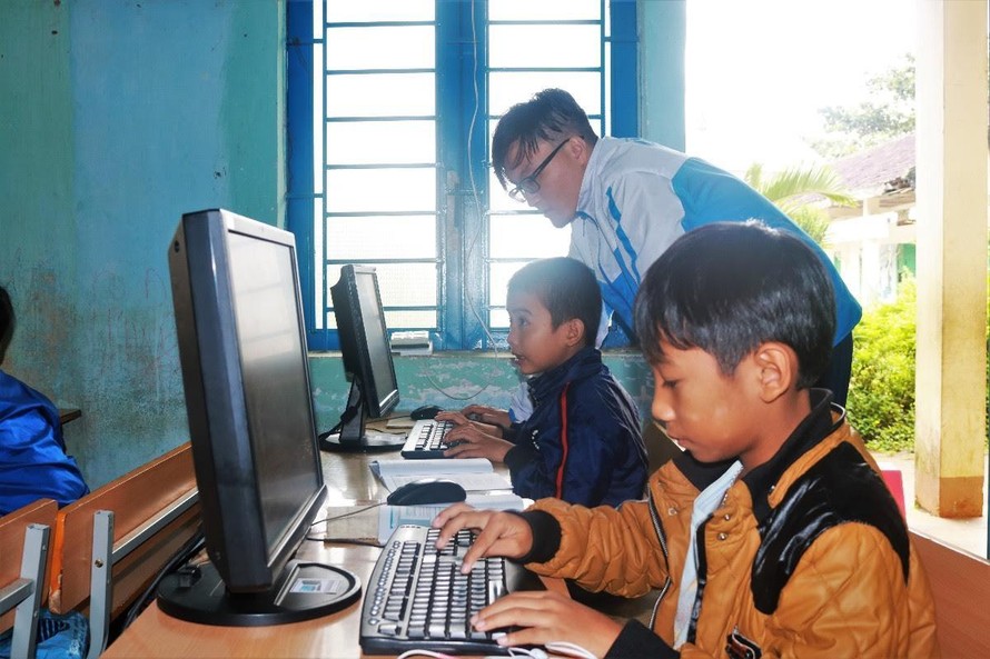 Quyên góp thiết bị, máy tính, điện thoại, máy tính bảng cũ tặng cho học sinh khó khăn