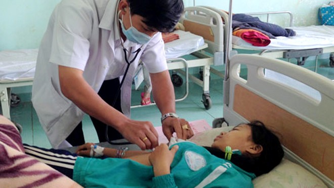 Các bác sỹ Bệnh viện Đa khoa tỉnh Đắk Nông đang kiểm tra sức khoẻ cho những học sinh