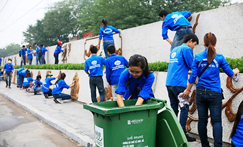 Thanh niên tình nguyện ra quân làm vệ sinh môi trường trên nhiều tuyến phố. Ảnh: Vương Đức