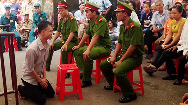 Lê Thanh Bình quỳ gối xin gia đình người bị hại tha thứ